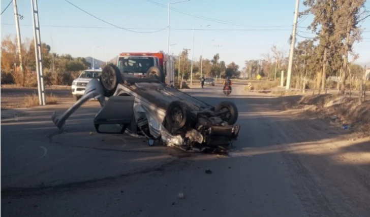 “Como una explosión”: tremendo choque y vuelco en Jáchal