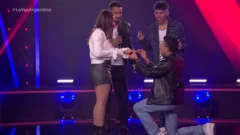 ¡Emoción!: avanzó en “La Voz Argentina” y le propuso casamiento a su novia