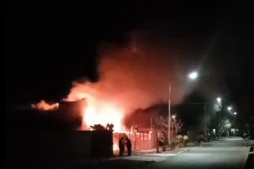 Voraz incendio en una casa en Barreal afectó a otra lindera