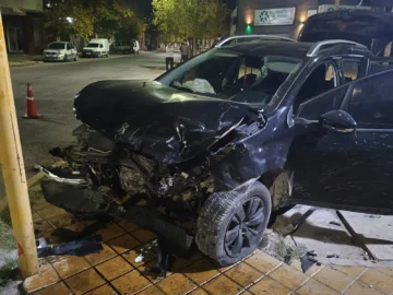 Tras un robo, escaparon a contramano y causaron brutal choque en Capital