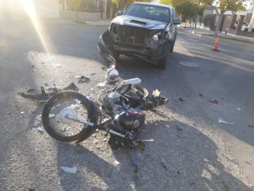 Un herido y dos vehículos destrozados tras un choque en Capital
