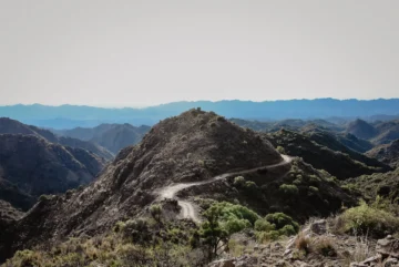 Electricidad en sierras de Valle Fértil: los 7 km. que cambiarán la vida de 13 familias
