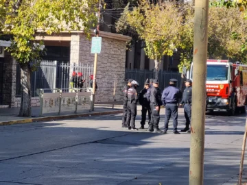 Amenaza de bomba y confusión: evacuaron escuelas en Capital y Rawson con nombres similares