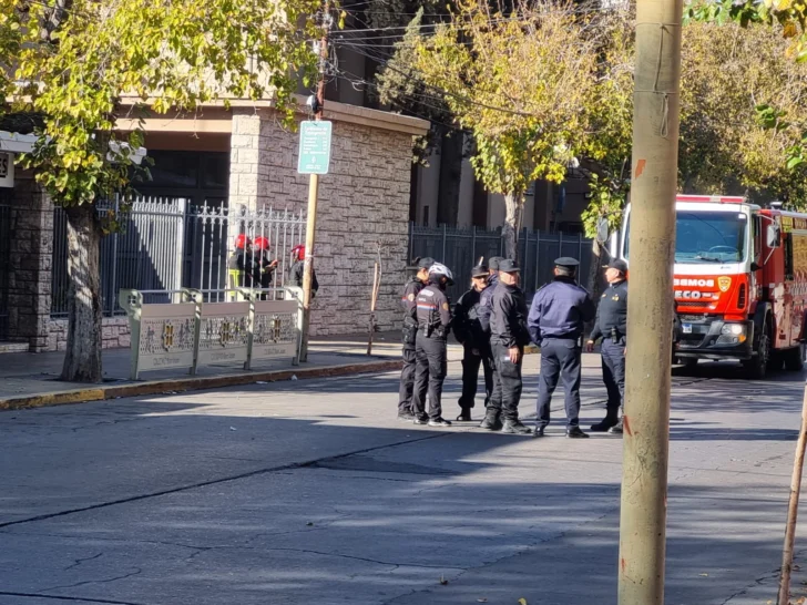 Amenaza de bomba y confusión: evacuaron escuelas en Capital y Rawson con nombres similares