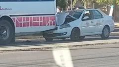 Aparatoso choque entre un remis y un colectivo en San Juan