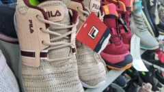 Outlet de zapatillas en San Juan: las principales marcas están desde $40.000