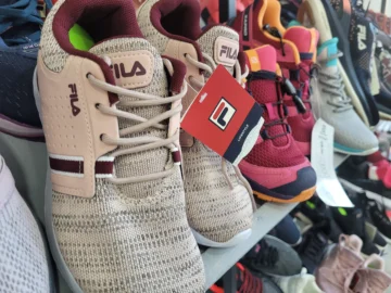 Outlet de zapatillas en San Juan: las principales marcas están desde $40.000