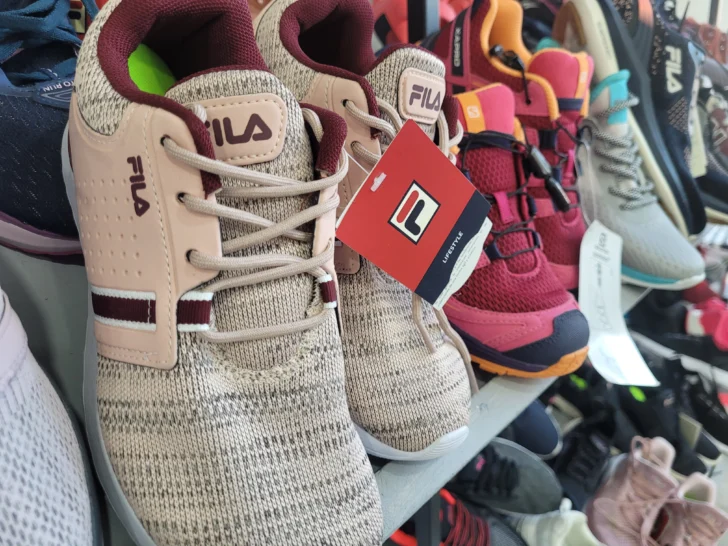 Outlet de zapatillas en San Juan: las principales marcas están desde $40.000