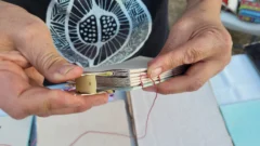 Liliana, la artesana de Zonda que transforma fibras naturales en libretas únicas