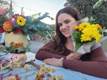 Carla Zárate, la sanjuanina que transforma flores en arte