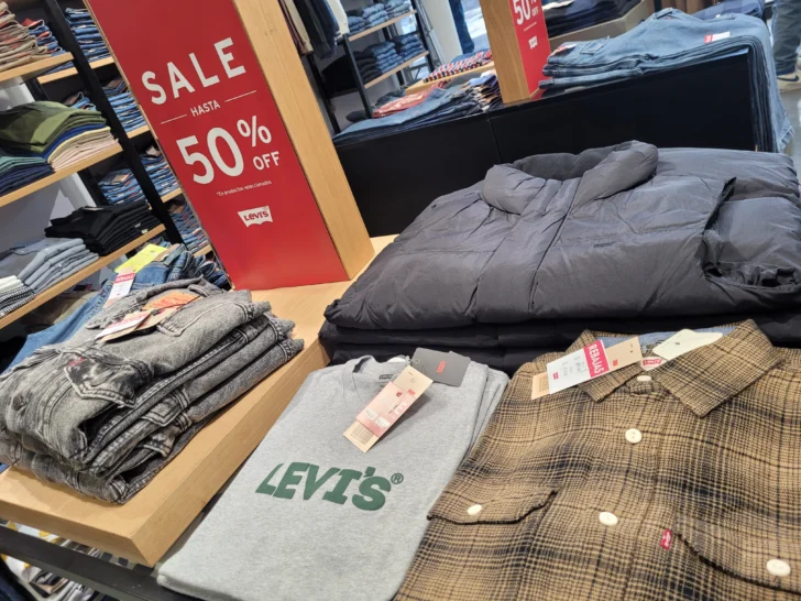 Outlet de ropa para hombres en San Juan: descuentos de hasta el 60% en marcas como Levi’s, Narrow y Penguin