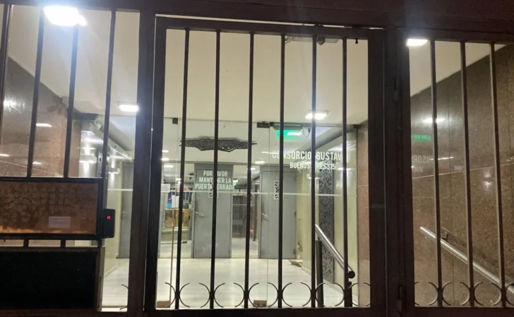 Conmoción por el hallazgo de un cadáver en el ropero de un departamento