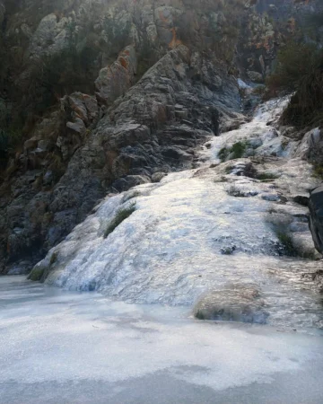 Una cascada congelada sorprendió a todos en Valle Fértil