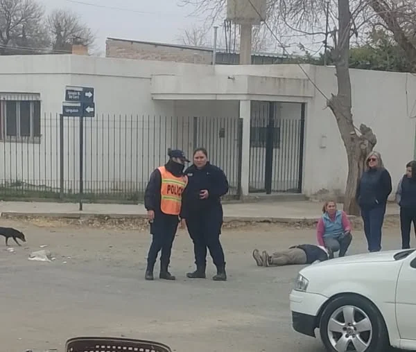 Una ciclista resultó gravemente herida tras chocar con un auto