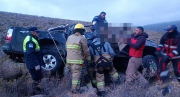 Un muerto y cuatro heridos al desbarrancarse una camioneta
