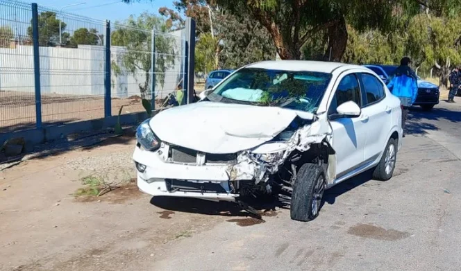 Por un choque frontal un hombre quedó atrapado en su vehículo