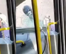 Un motociclista rompió el parabrisas de un colectivo