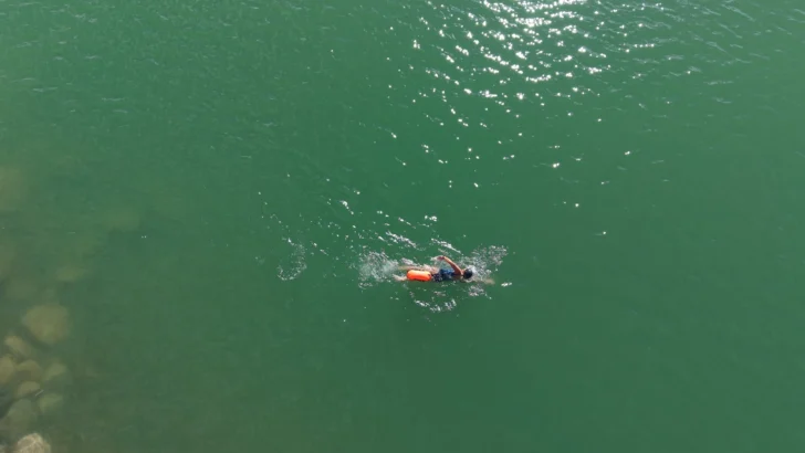 Las impactantes imágenes de la atleta sanjuanina nadando en Cuesta del Viento