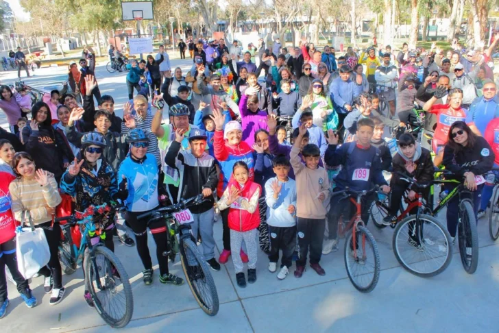 Chimbas:  multitudinaria bicicleteada familiar para cerrar las vacaciones