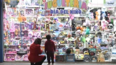 Las vidrieras se visten por el Día del Niño con el super outlet