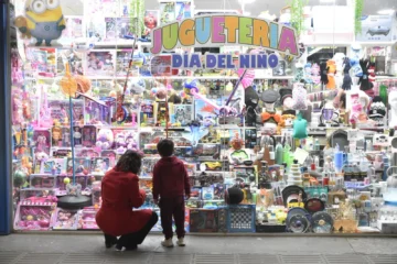 Las vidrieras se visten por el Día del Niño con el super outlet
