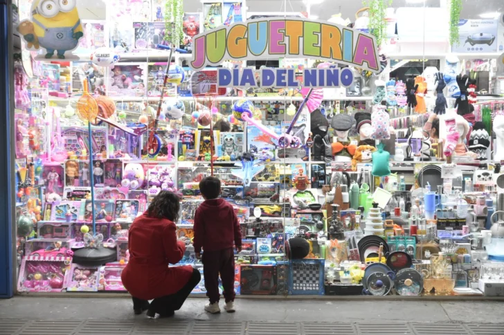 Las vidrieras se visten por el Día del Niño con el super outlet