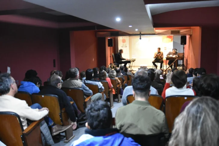 Emotivo homenaje al Negro Fontanarrosa en la Biblioteca Popular Franklin