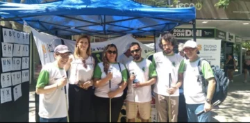 Con bastón verde y convicción: el grupo que busca concientizar sobre la baja visión en San Juan