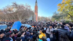 Una multitud de jóvenes se congregó por la llegada de Peter Regalos en la Plaza 25 de Mayo