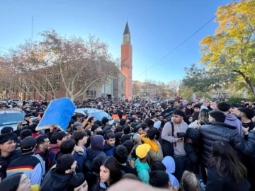 Una multitud de jóvenes se congregó por la llegada de Peter Regalos en la Plaza 25 de Mayo