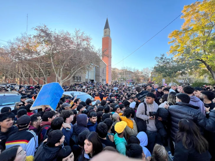 Una multitud de jóvenes se congregó por la llegada de Peter Regalos en la Plaza 25 de Mayo