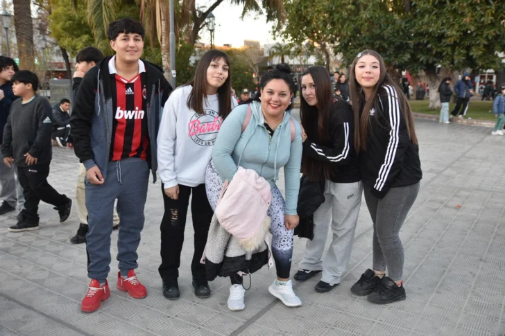 Mirá quiénes fueron a la Plaza 25 para ver a Peter Regalos