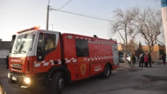 Explosión e incendio en una vivienda de Capital: un hombre resultó herido