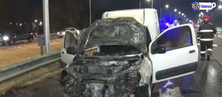 Un utilitario se incendió en pleno anillo externo de Circunvalación