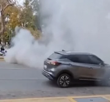 Se incendió un auto en pleno centro de San Juan y generó alarma