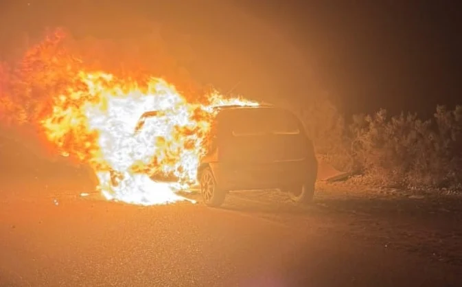 Impactante incendio de un auto en Albardón