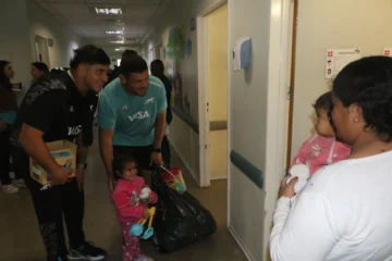 Los Pumas llevaron alegría y esperanza a los niños del Hospital Rawson
