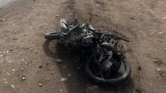 Tragedia: un motociclista murió en brutal choque contra un camión