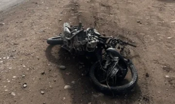 Tragedia: un chico de 14 años murió tras chocar en moto contra dos vehículos