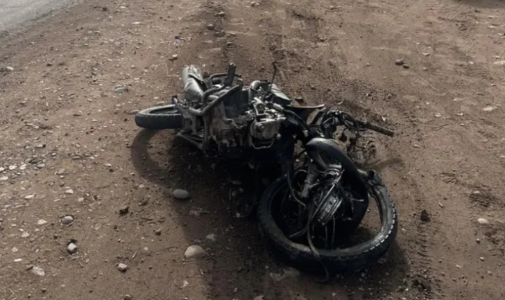 Tragedia: un motociclista murió en brutal choque contra un camión