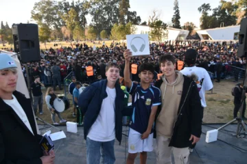 Peter Regalos hizo vibrar el Parque de Mayo con premios, emoción y sorpresas