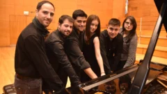 “La Tecla Feliz”: seis sanjuaninos cautivaron con clásicos y tangos en un solo piano