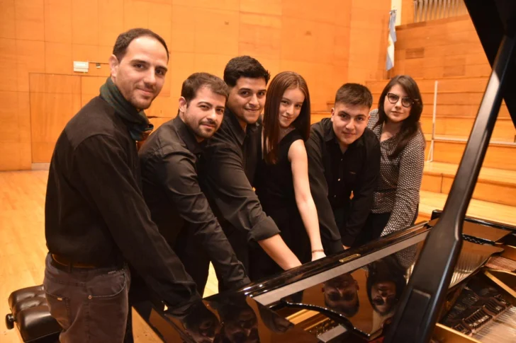 “La Tecla Feliz”: seis sanjuaninos cautivaron con clásicos y tangos en un solo piano