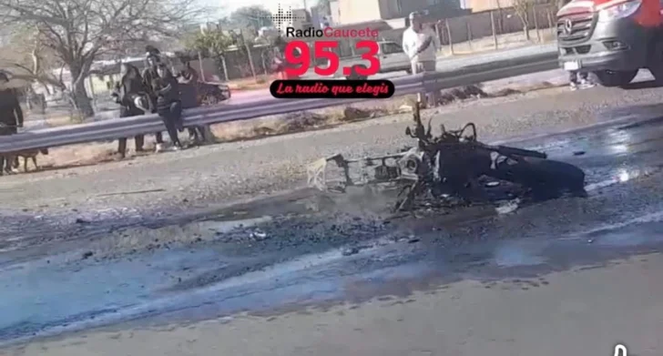 Violento choque en Ruta 20: una moto se incendió tras ser embestida por un auto