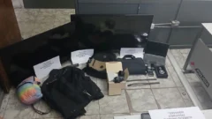Cayó un hombre con televisores, perfumes y una moto
