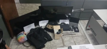 Cayó un hombre con televisores, perfumes y una moto