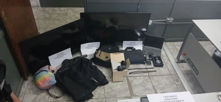 Cayó un hombre con televisores, perfumes y una moto