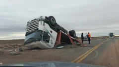 Volcó camión con papas en El Encón y viajeros se las llevaron