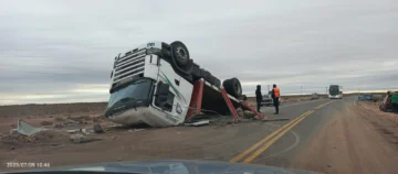 Volcó camión con papas en El Encón y viajeros se las llevaron