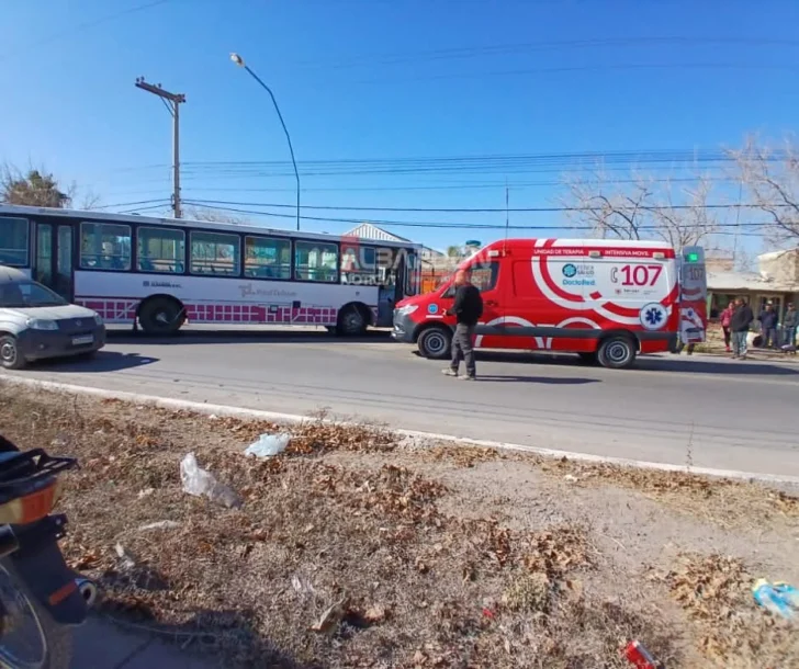 Violento choque entre colectivo de la Red Tulum y un auto